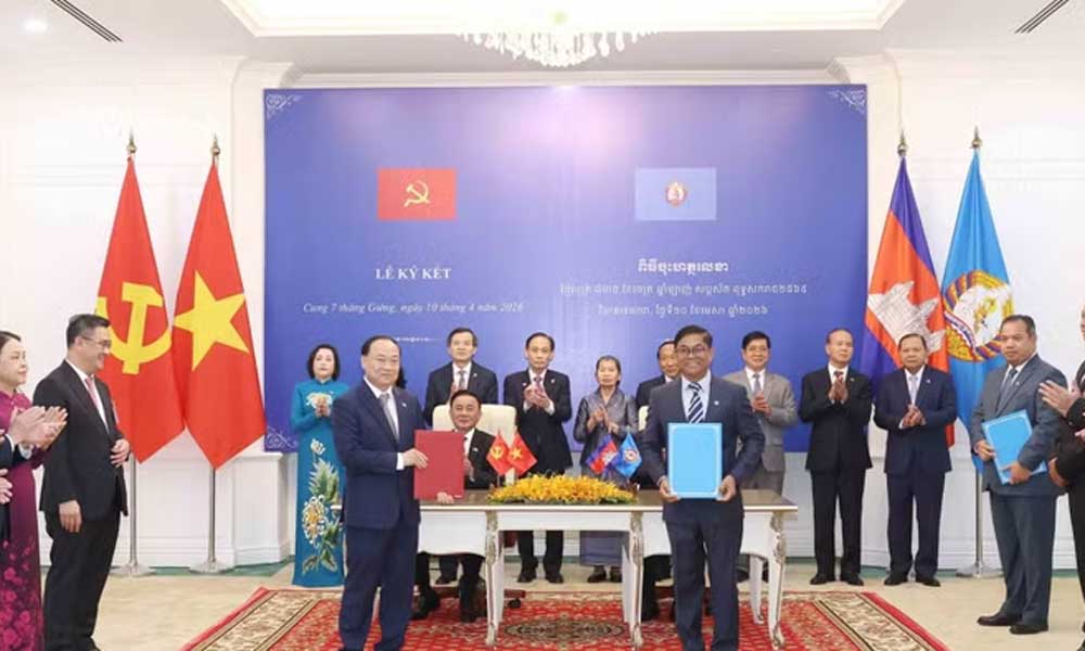 Senior Vietnamese Party official witnesses exchange of Vietnam–Cambodia cooperation documents